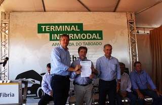 Governador Reinaldo Azambuja (PSDB) e diretor do Imasul, Jaime Verruck, entregaram nesta manhã (9), licença de instalação de terminal intermodal da Fibria, em Aparecida do Taboado. (Foto: Semade/ Divulgação)