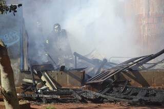 Casa de madeira ficou completamente destruída depois do incêndio (Foto: Marcos Ermínio)