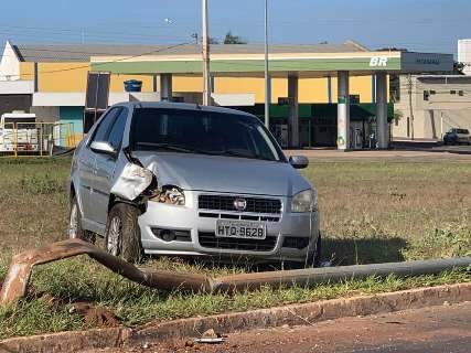 Motorista derruba poste de iluminação e abandona carro na Ministro João Arinos
