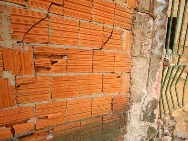 Condutor &eacute; preso por embriaguez ap&oacute;s bater carro em port&atilde;o e muro de casa 
