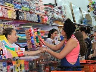 Comerciantes contratam funcion&aacute;rios extras para vender mais na volta &agrave;s aulas