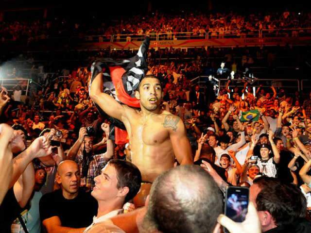  Jos&eacute; Aldo nocauteia americano com joelhada e mant&eacute;m cintur&atilde;o no UFC