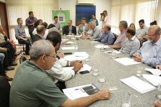 Representantes do setor produtivo reunidos com o governador Reinaldo Azambuja. (Foto: Marcos Ermínio)