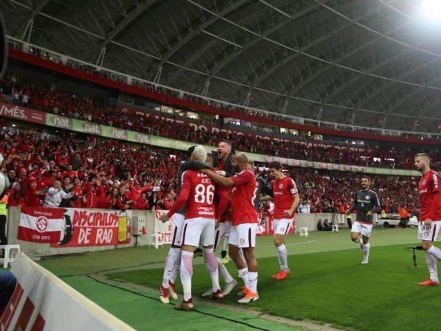 Internacional bate o Flamengo em 2 a 1 e assume a lideran&ccedil;a do Brasileir&atilde;o 