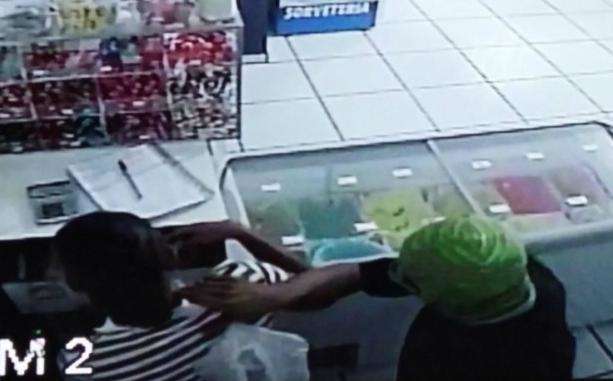 Assaltante invade sorveteria e amea&ccedil;a funcion&aacute;ria com faca no pesco&ccedil;o