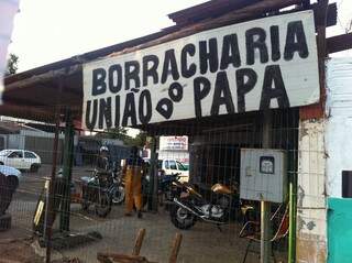 Borracharia fica na rua do Seminário, no bairro São Francisco. (Fotos: Simão Nogueira)