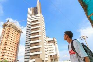 Jovem olha para o alto e sonha em comprar prédio e alugar apartamentos. (Foto: Fernando Antunes)