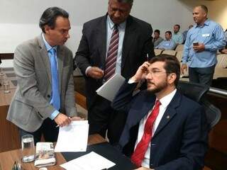 Marquinhos (à esquerda) conseguiu assinaturas de  João Grandão e Pedro Kemp para abrir CPI. (Foto: Divulgação - Assessoria). 