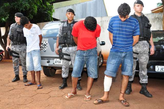 Ladr&otilde;es atiram em comerciante e s&atilde;o presos ap&oacute;s queda de moto