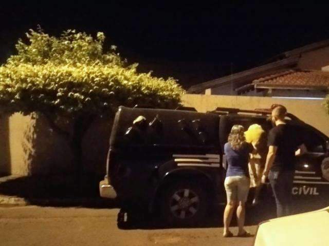 Idosa de 83 anos &eacute; levada para delegacia ap&oacute;s matar 4 gatinhos a pauladas 
