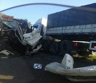 Após colisão frontal, carretas ficaram destruídas. (Foto: Cesar Rodrigues/ Jovem Sul News)