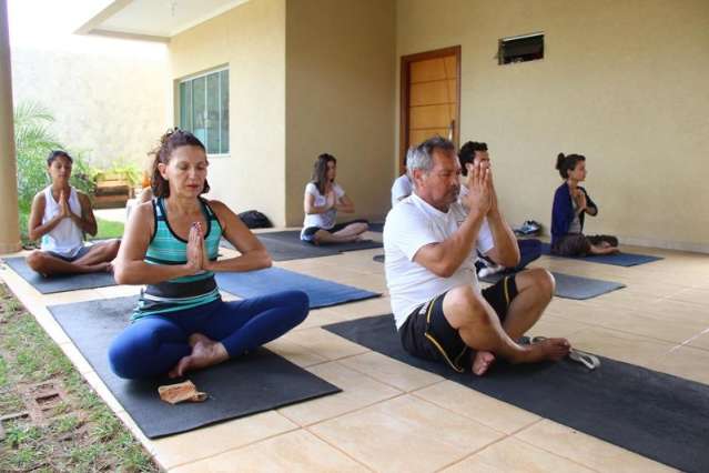 Varanda de casa no Taveir&oacute;polis vira espa&ccedil;o para pr&aacute;tica de yoga 