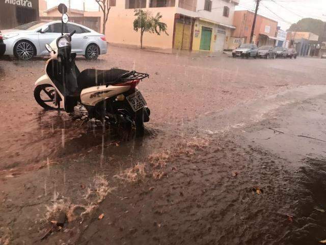 Temporal com rajadas de vento e granizo atinge bairros da Capital 