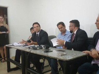 Em destaque, secretário de Finanças, Pedrossian Neto, fala do esforço em negociar dívida com hospitais. (Foto: Alberto Dias) 