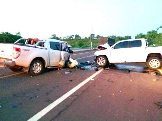 Colis&atilde;o frontal entre camionetes deixa duas pessoas feridas na BR-262