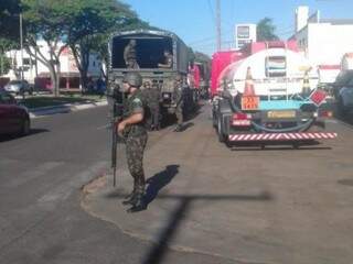 Escolta de militares em Taquarussu, outra cidade que recebeu comboio, nesta terça-feira (29). (Foto: Direto das Ruas) 