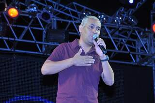 O show do cantor Chrigor, ex-vocalista do Exaltasamba, abriu na noite de sábado o Carnaval de Dourados. (Foto: A. Frota)
