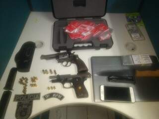 Armas apreendidas após perseguição policial. (Foto: Divulgação)