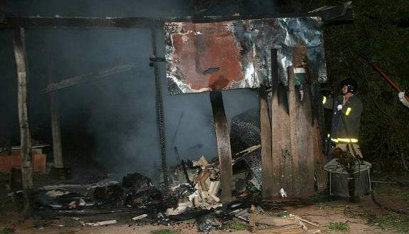  Casa de suspeito de estupro &eacute; destru&iacute;da por inc&ecirc;ndio em Coxim