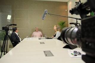 Delcídio (centro) foi entrevistado pelos jornalistas Oscar Ramos Gaspar e Ângela Kempfer.(Foto: Marcos Ermínio)