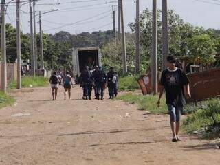 Guardas municipais começaram a andar pela região após início da mudança da favela (Foto: Alan Nantes)
