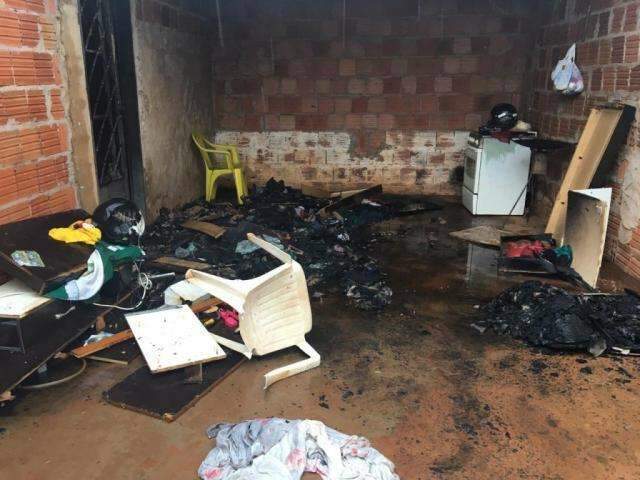 Morador &eacute; levado para delegacia ap&oacute;s atear fogo na pr&oacute;pria casa 