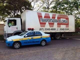 Caminhão que havia sido furtado na Capital foi recuperado pela PM em Ponta Porã. (Foto: Polícia Militar)