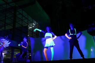 Samanta Blossom e seus dançarinos apresentando sua coreografia  (Foto: Henrique Kawaminami)