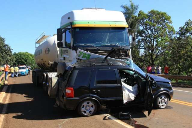 Ve&iacute;culos ficam presos e quase causam novo acidente na BR-262