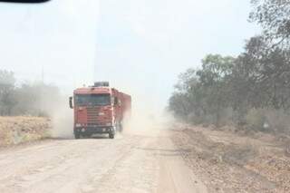 strada a ser asfaltada no Paraguai, hoje em péssimas condições de trafego (Foto: Sílvio Andrade)
