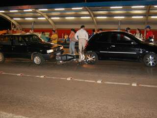 Mesmo com motocicleta prensada, condutora e ocupante não tiveram graves ferimentos. (Fotos: Pedro Peralta)