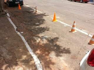 Em frente a outra escola na 13 de Maio, motorista demarcou vaga com cones.(Foto:Direto das Ruas)
