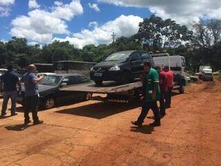 Carros começaram a ser catalogados para remoção para empresas (Foto: Guilherme Henri)