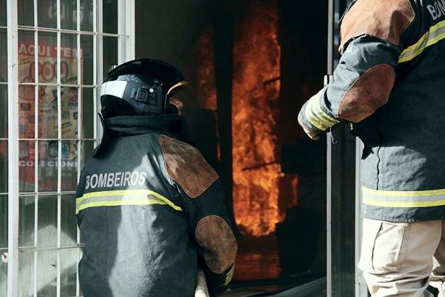 L&acirc;mpada e ventilador ligados provocam inc&ecirc;ndio e destroem loja