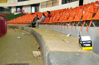 Lixo, dentro e fora do ginásio, não estavm no combinado. (Foto:Rodrigo Pazinato)