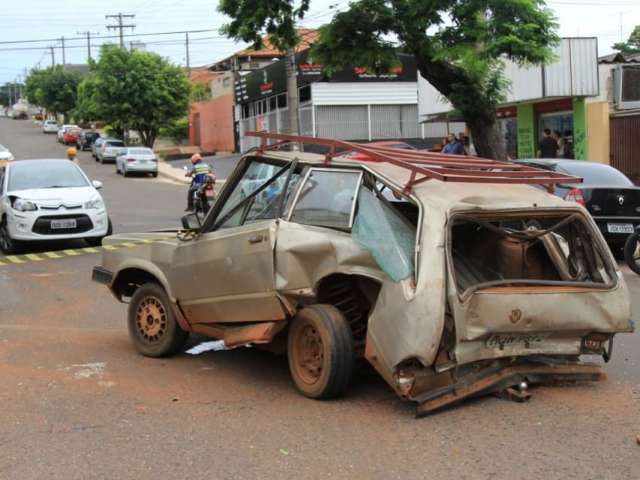 Caminh&atilde;o perde freio, atinge 4 ve&iacute;culos e 1 quase cai em c&oacute;rrego