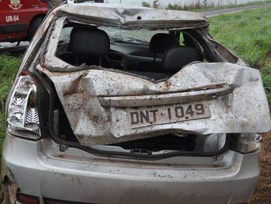 Motorista sobrevive ap&oacute;s dormir ao volante e capotar carro na BR-060