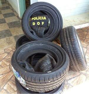No total foram apreendidos 14 pneus contrabandeados. (Foto: Divulgação)