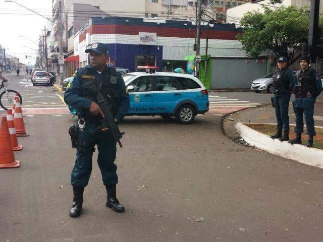 PM fiscaliza 100 pessoas e apreende 4 motos em blitz na Afonso Pena