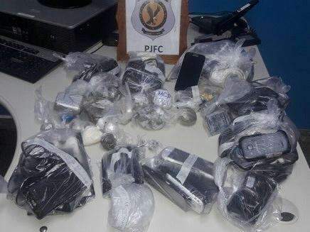Droga, balan&ccedil;a e 63 celulares s&atilde;o apreendidos em pente-fino na M&aacute;xima
