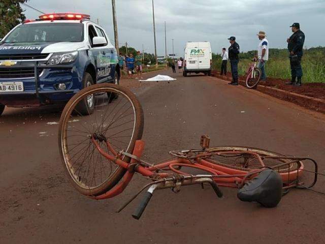Ciclista de 66 anos morre atropelado por caminh&atilde;o em avenida