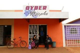  Cyber da Rapha virou utilidade pública no bairro. Atende moradores, comerciantes e estudantes.(Foto:Fernando Antunes)