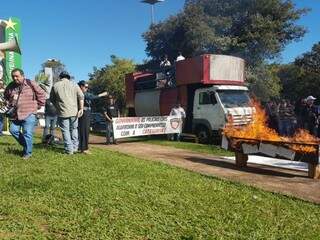 Os manifestantes usaram várias faixas e até queimaram um caixão em frente a Governadoria. (Foto: Willian Leite) 
