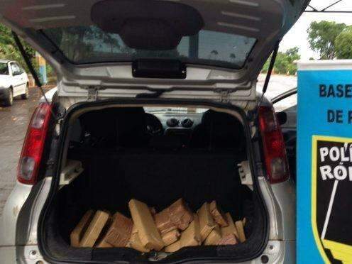 Adolescente desiste de fuga e entrega 132 kg de maconha para a policia 