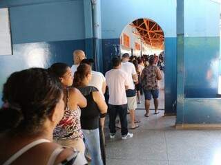Fila de votação na Escola Municipal Padre Thomaz Girardelli, no Dom Antônio Barbosa; eleitor deve comunicar problema no ato de registro de voto. (Foto: Paulo Francis)