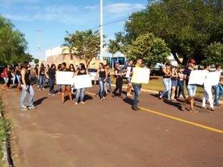 Aproximadamente 40 estagiários da Prefeitura de Ribas do Rio Pardo foram as ruas pedindo melhores condições de trabalho. (Foto: Rio Pardo News)