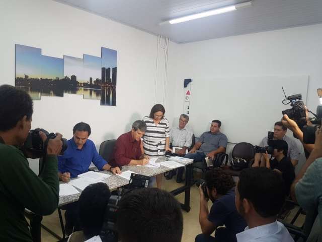 Prefeito assina contratos e 40 equipes come&ccedil;am tapa-buracos nesta quinta