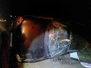 Veículo ficou destruído às margens da rodovia. (Foto: Reprodução/O Correio News)