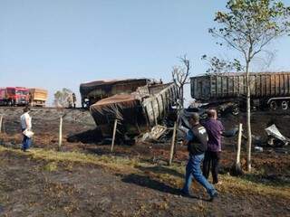 Carretas foram destruídas pelo fogo após colisão frontal (Foto: Adilson Domingos)