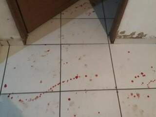 Sangue ficaram pelos cômodos da casa onde ocorreu o ataque (Foto: MS Todo Dia) 